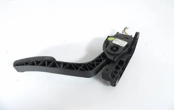 Accelerator throttle pedal