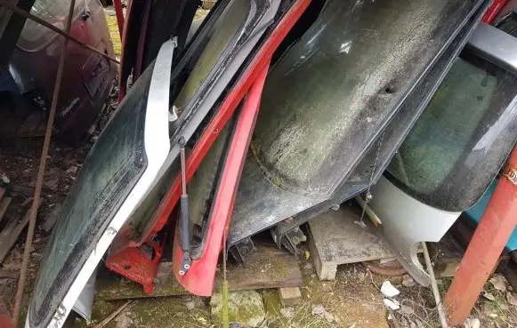 Mazda 626 Tailgate/trunk/boot lid raudonas