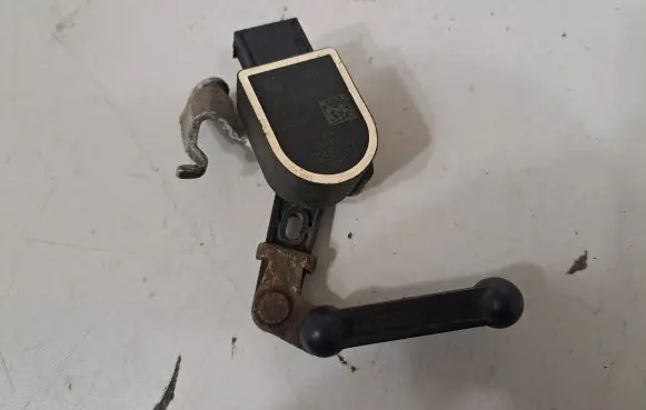 Headlight/headlamp level sensor