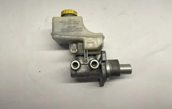 Dodge Challenger Brake fluid reservoir 32671364