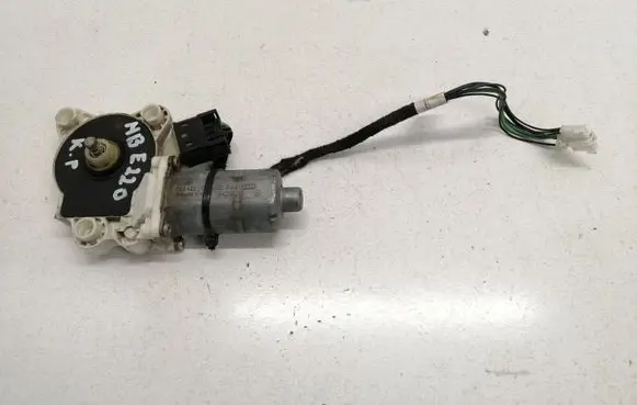 Mercedes-Benz E W211 Front door window regulator motor 0130821970