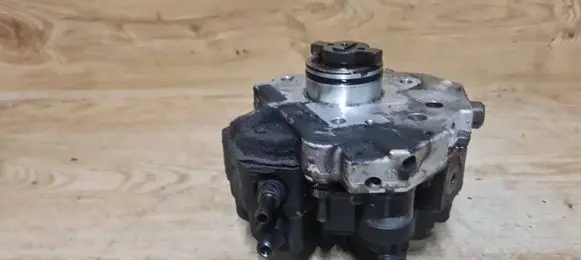 Volvo V70 Fuel injection high pressure pump 8689590