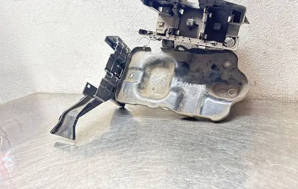 Chevrolet Captiva Battery bracket 