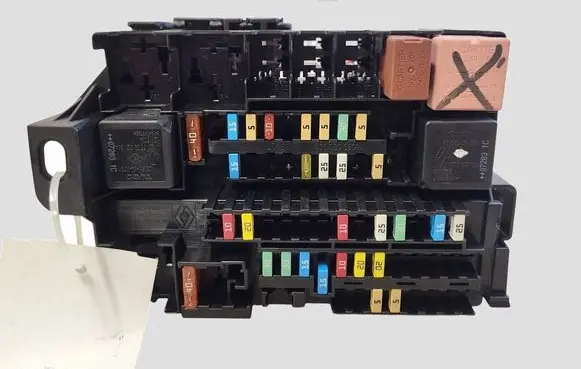 Renault Laguna III Fuse module 8200393836C 8200758803B