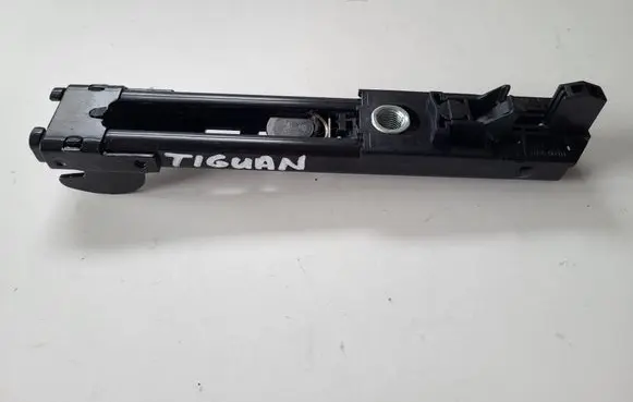 Volkswagen Tiguan Seat belt height adjuster 