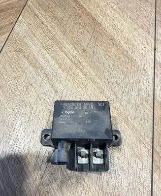Mercedes-Benz E W211 Charging relay A0025423819
