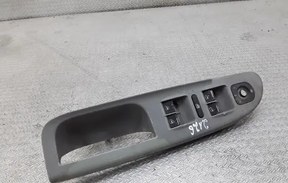 Volkswagen PASSAT B6 Electric window control switch 3C1867171