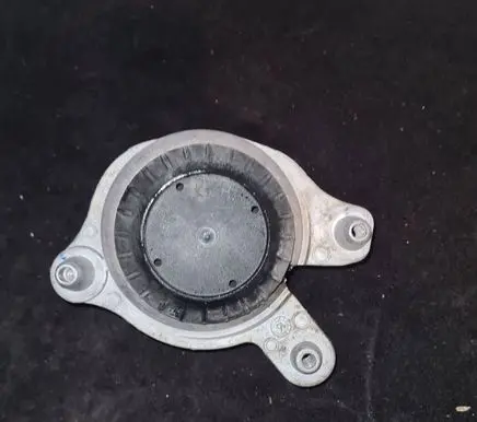 Mercedes-Benz C W205 Engine mount bracket A2052406617 ZGS003