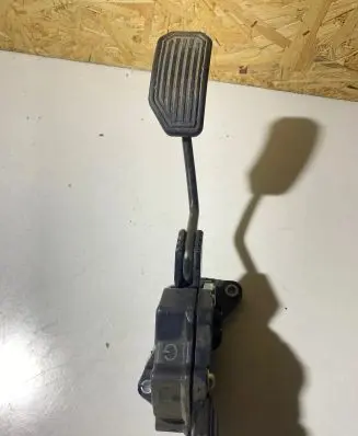Toyota RAV 4 (XA30) Accelerator throttle pedal 7811042030