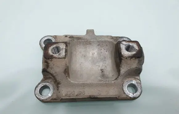 Honda FR-V Engine mounting bracket