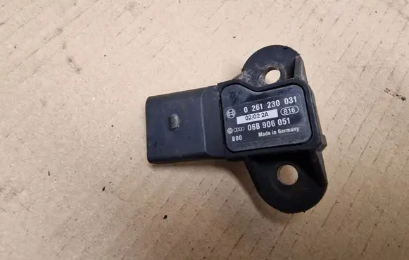 Volkswagen Golf IV Air pressure sensor 0261230031 06B906051