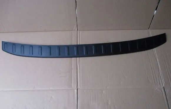 Rear bumper trim bar molding