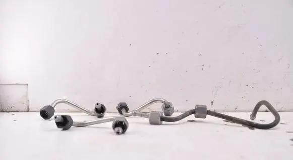 Volkswagen Caddy Fuel injector supply line/pipe Z947