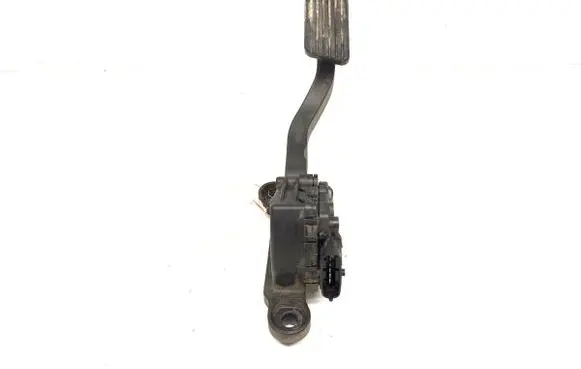 Accelerator throttle pedal