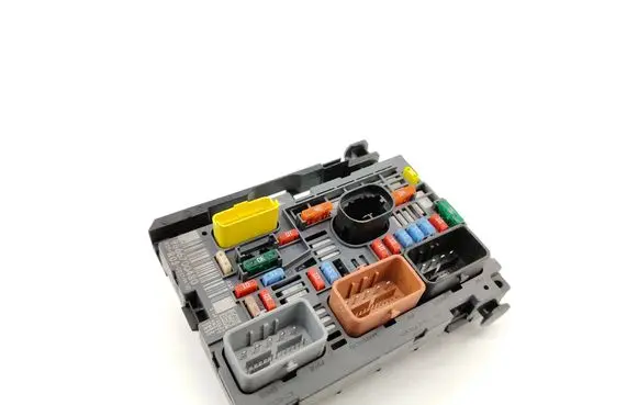 Peugeot 308 SW Fuse module 9666700480