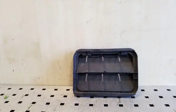 Quarter panel pressure vent
