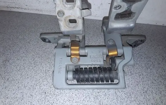 BMW 5 E60 E61 Loading door upper hinge 7061383