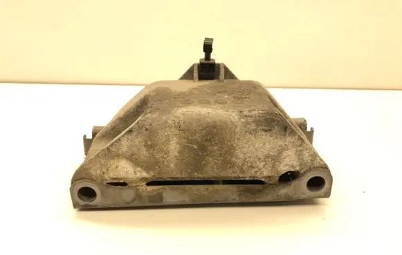 Engine mount vacuum valve