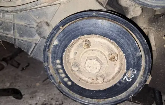 Opel Astra H Crankshaft pulley