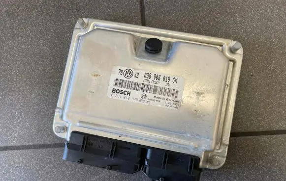 Volkswagen PASSAT B5 Engine control unit/module ECU 0281010945