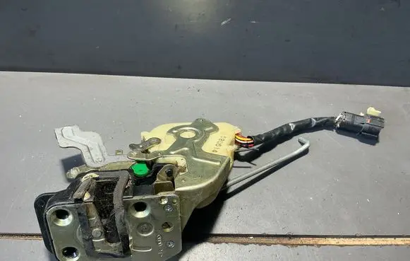 KIA Sorento Front door lock 