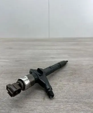 Nissan X-Trail T30 Fuel injector AW402AW4 01G01751