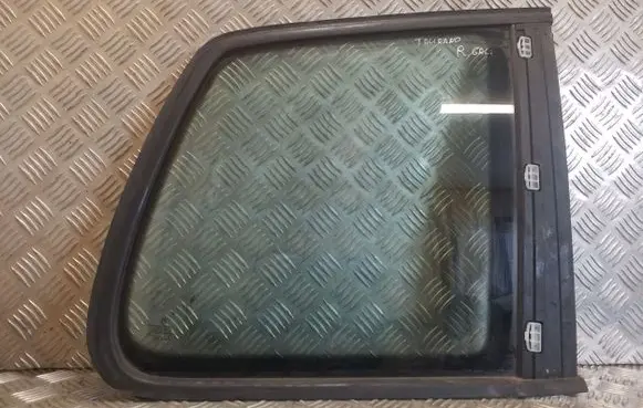 Volkswagen Touran I Rear side window 43R00048