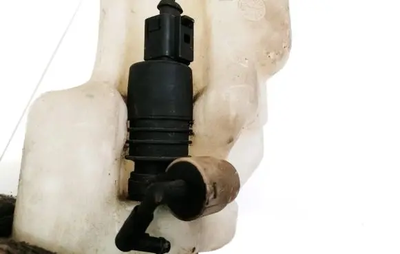 Volkswagen Golf IV Windscreen/windshield washer pump