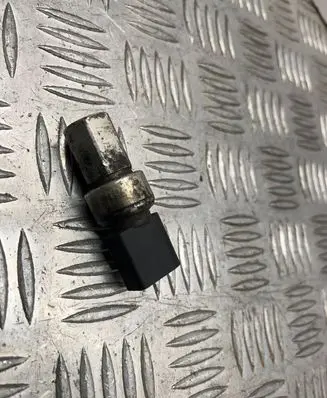 Volkswagen Jetta VI Oil pressure sensor 1K0959126A