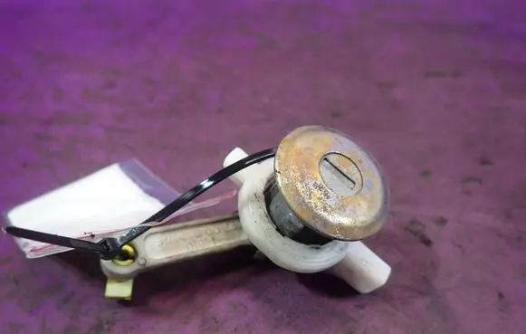 Renault Master II Front door lock (next to the handle) 