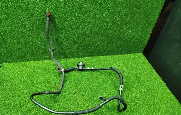 Engine coolant pipe/hose