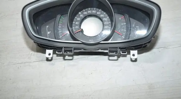 Volvo V40 Speedometer (instrument cluster) 31453103