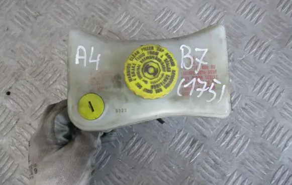 Audi A4 S4 B7 8E 8H Brake fluid reservoir 