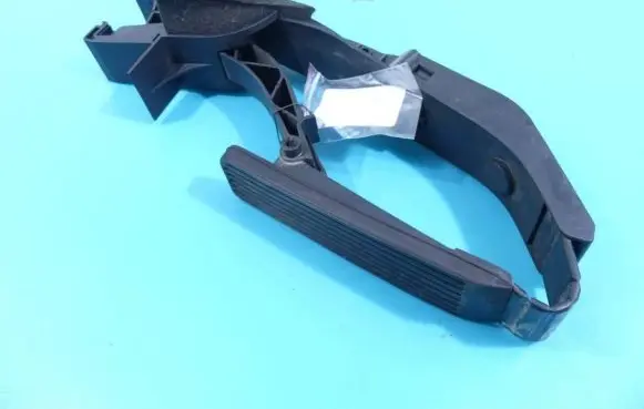Mercedes-Benz C W203 Accelerator throttle pedal A2033010001 IMPRK1303842