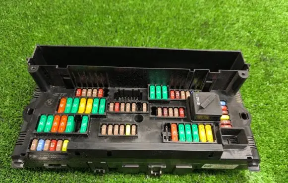 BMW 5 F10 F11 Fuse module 1670487 925281503