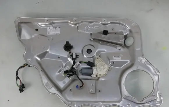 Rear door manual window regulator