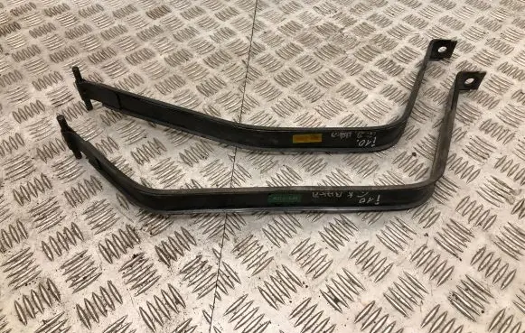 Fuel tank mounting bracket