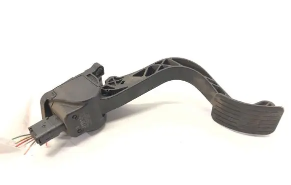 Accelerator throttle pedal