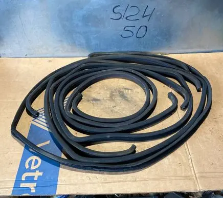 Mercedes-Benz E W124 Front door rubber seal 