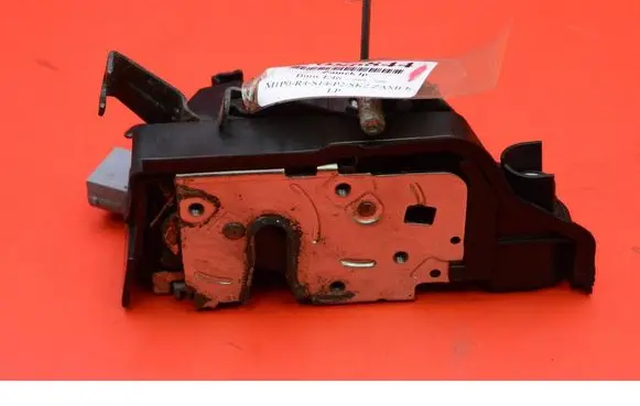 BMW X3 E83 Front door lock 8253431