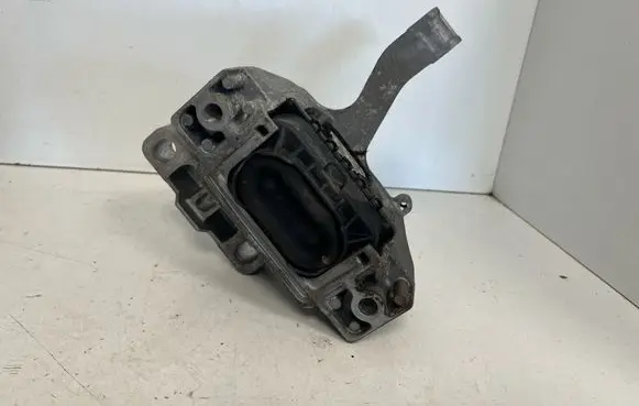 Volkswagen PASSAT B8 Engine mount bracket 5Q0199262BH