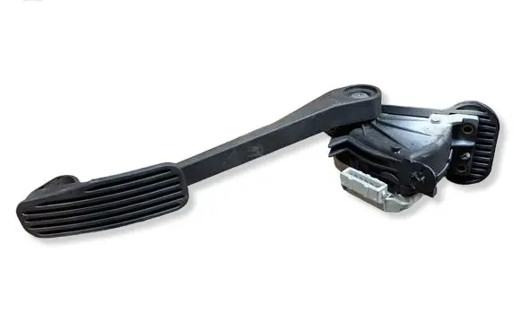Volvo V70 Accelerator throttle pedal 30636003