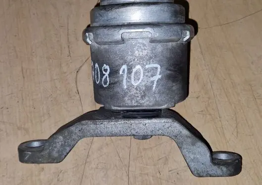 Volvo V70 Engine mount bracket