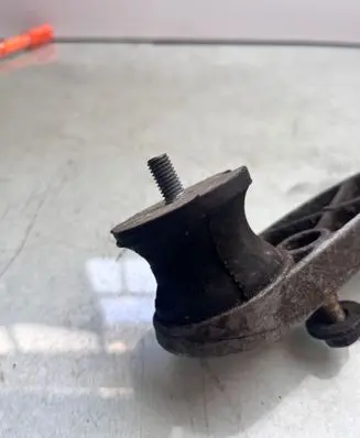 BMW 5 E39 Engine mount vacuum valve 7574