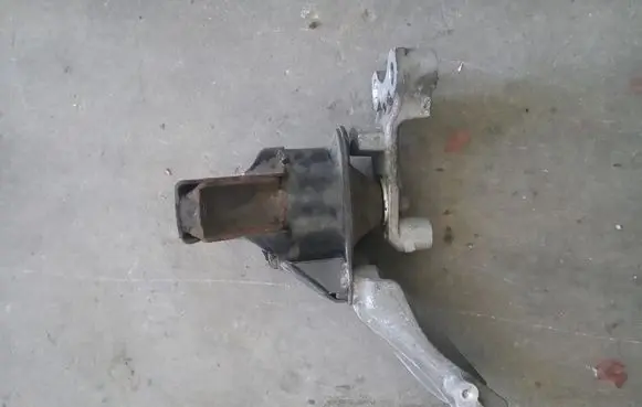 Honda Civic Engine mount bracket