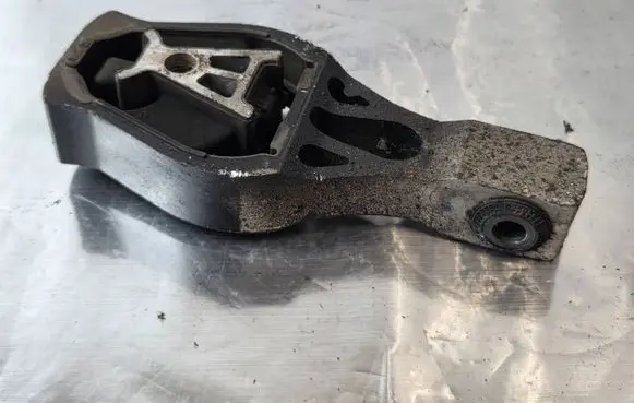 Engine mount bracket