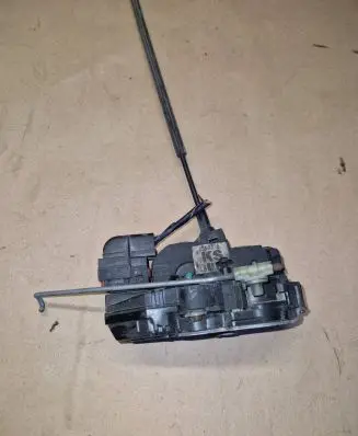 Opel Insignia A Front door lock 13503162