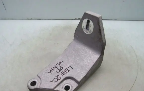 Nissan Leaf II (ZE1) Engine mounting bracket