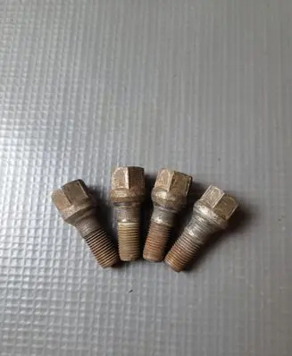 Peugeot 208 I Nuts/bolts 