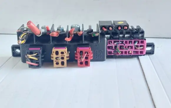 Volkswagen PASSAT B5.5 Fuse module 8L0941822A